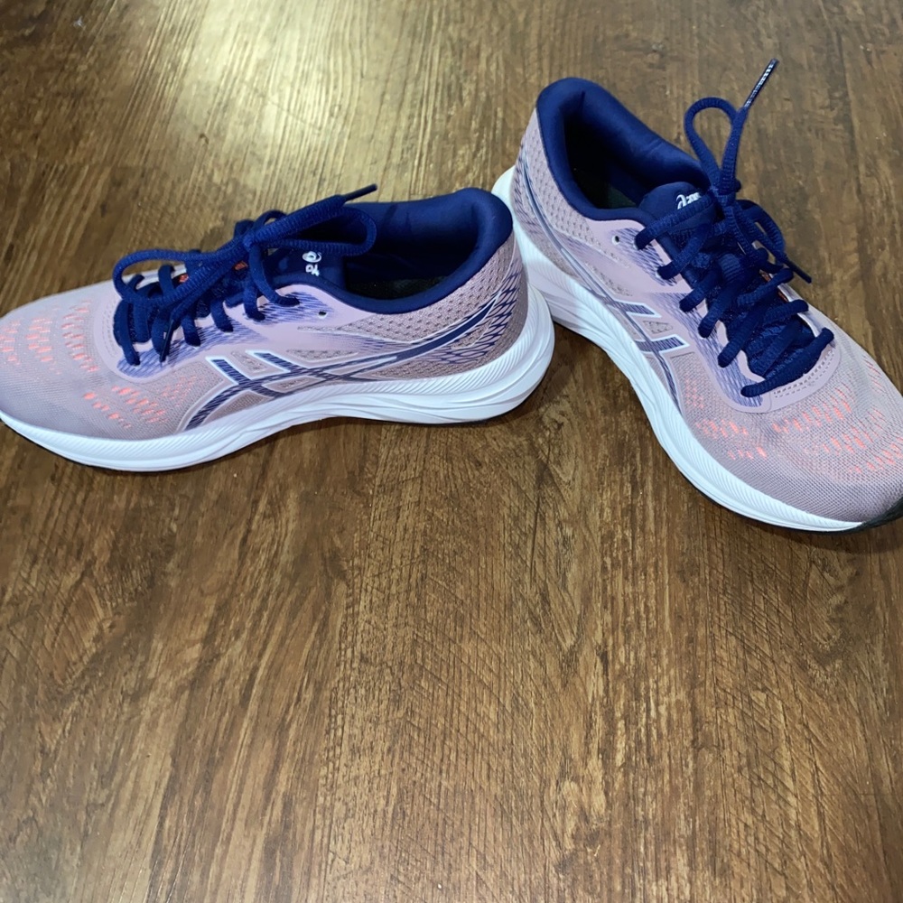 Women’s ASICS - Picture 3 of 4